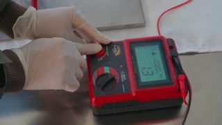 Live-Aufnahmen des gesamten Prozesses der professionellen Löschdeckenproduktion